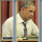 El presidente estadounidense, Barack Obama, trabaja en el discurso del Estado de la Unión en la Oficina Oval en la Casa Blanca en Washington DC.