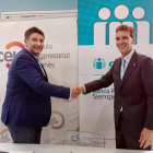 Julio César Álvarez y Raúl Ortega, durante la firma ayer del acuerdo de financiación. DL