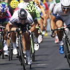 Kittel esprinta al llegar a la línea de meta de la duodécima etapa del Tour de Francia.
