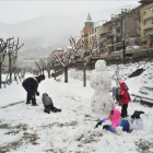 Unos niños juegan con la nieve en Sort.