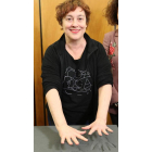 La dramaturga y directora teatral, ayer al estampar sus manos. L. DE LA MATA