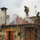 Los bomberos de Ponferrada en el incendio de la semana pasada en Pereda de Ancares.
