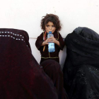 Una niña refugiada bebe agua en Herat, Afganistán, ayer. JALIL REZAYEE