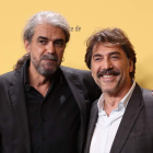 Fernando León de Aranoa y Javier Bardem; y a la derecha, Pedro Almodóvar y Penélope Cruz KIKO HUESCA / EMILIO NARANJO