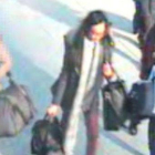 Imagen de las tres jóvenes en el aeropuerto de Gatwick.