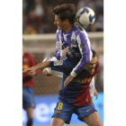 Iniesta (debajo) pelea por un balón con el jugador del Valladolid Rubio