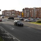 Cruce entre las calles Antonio Vázquez y Párroco Pablo Díez con afluencia de tráfico.