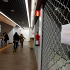Los carteles de «próxima apertura» cuelgan ya de las verjas de seguridad de los establecimientos aún vacíos.