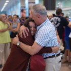 Un padre abraza a su hija en El Prat a su llegada de Estambul.