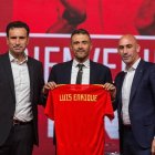 El presidente de la RFEF, Luis Rubiales y el director deportivo de la RFEF, José Francisco Molina junto al técnico Luis Enrique durante la presentación de éste como nuevo seleccionador nacional.