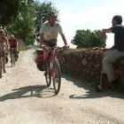 Peregrinos en bicicleta a su paso por Herrerías