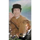 Saif el Islam, junto a un retrato de su padre, Gadafi.