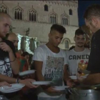 Perugia celebra una cena a base de pasta a la amatriciana para recaudar fondos para las víctimas del terremoto en Italia.