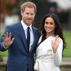 A- FA001. LONDRES (REINO UNIDO), 27/11/2017.- El príncipe Enrique de Inglaterra camina junto a su prometida, la actriz estadounidense Meghan Markle, tras anunciar su compromiso en el Jardín Sunken del Palacio Kensington, en Londres.