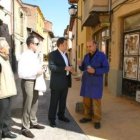 El concejal Moreno y el alcalde, con algunos de los vecinos del barrio
