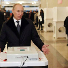 El primer ministro ruso, Vladimir Putin, se dirige a la prensa tras votar en Moscú, hoy.