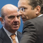 Luis de Guindos y el presidente del Eurogrupo, Jeroen Dijsselbloem.