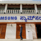 Un hombre frente a una tienda de Samsung en Bengaluru (India).