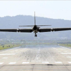 Un ultraligero aterriza en una base aérea.