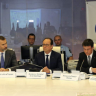 El rey, Hollande y Valls en el gabinete de crisis.