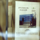 Cartel anunciando el alquiler, en una inmobiliaria de León.