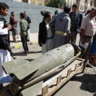 Manifestantes llevan restos de un misil saudí a la sede de la ONU en Saná.