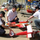 Varios pilotos preparan sus aparatos antes de iniciar el vuelo