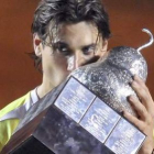 David Ferrer besa el trofeo tras vencer a Almagro.