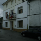 Imagen de la fachada principal del ayuntamiento de Palacios del Sil, en imagen de archivo.