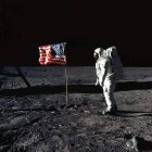 Aldrin posa junto a la bandera estadounidense en la Luna fotografiado por Armstrong.