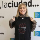 La diseñadora María Lafuente posa en una imagen de archivo con la camiseta solidaria