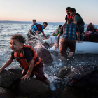 El fotógrafo capta en su instantánea la dureza del desembarco de una patera de inmigrantes en la isla de Lesbos, con las lágrimas de un niño como mejor resumen de la crudeza de una travesía que ha dejado atrás la muerte y coloca por delante la vida para