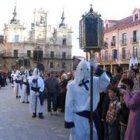 Las Farolas del Silencio y, al fondo, el Beso de Judas, a su paso por la plaza