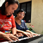 Isaura Margarita Porras toca el piano en su casa en Cuautla en México. TONY RIVERA