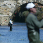La normativa afecta a miles de pescadores en León.