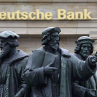 Estatuas en Fráncfort, ante una oficina del Deutsche Bank.