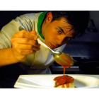 Imagen de Óscar Fernández, joven chef leonés que desarrolla su labor en el gastrobar familiar 'Entredós', en la ciudad de León.