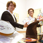 Ana Vicente e Isabel Alonso con algunos de los materiales que utilizan en las aulas en el programa Laberinto de la Igualdad.