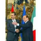 Zapatero y Berlusconi, durante la cumbre de ayer en Roma