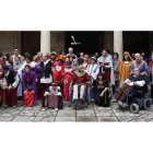 Los participantes en el Mercado Medieval posan en la foto de familia durante la inauguración.