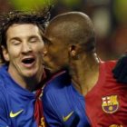 Leo Messi recibe la felicitación de Samuel Eto-™o tras marcar un gol
