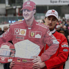 Un seguidor de Schumacher, con una fotografía del expiloto a tamaño natural, en el circuito de Spa.