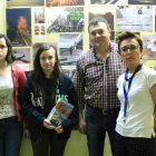 Las alumnas del Gil premiadas junto a los profesores de Filosofía José García y Teresa Prada. DL