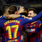 Antoine Griezmann celebra con sus compañeros, Luis Suárez y Leo Messi su gol ante el RCD Mallorca. TONI ALBIR