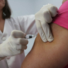 Los centros de salud pusieron las primeras vacunas tras la suspensión de la campaña.