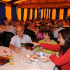 La concejala de Mayores compartió una comida con los asistentes a la fiesta.