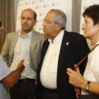 El presidente del Hogar de la Esperanza junto a los representantes de la Diputación.