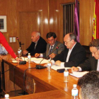 La mesa presidencial de la Corporación bembibrense durante la sesión plenaria.