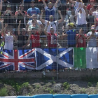 Valentino Rossi celebra con la grada su victoria en Jerez.