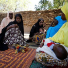 Familiares consuelan a la madre de una de las 110 niñas desaparecidas tras el ataque de Boko Haram a una escuela de Dapchi, en Nigeria.